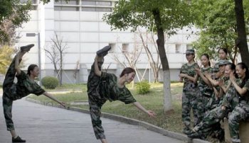 女生軍訓(xùn)時褲子開檔,定做服裝質(zhì)量為何這么水？